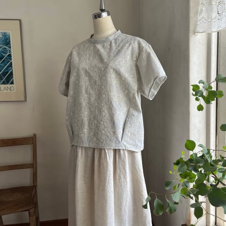 クラウドシャツ　半袖　コットンキャンブリック　つる花刺繍　ライトグレー　　01-25216-0795