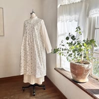 クリスティーヌエプロン　コットンシーチング花鳥プリント　キナリ　　　　18-25103-0390