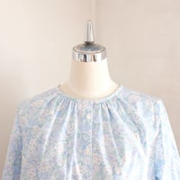 セロリシャツ　コットンポプリン　花プリント　ブルー　　　　　　　　　　01-23108-5290