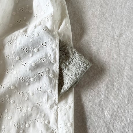 マロニエエプロン　コットン　ローン小玉刺繍　オフホワイト　　　　18-25401-0295