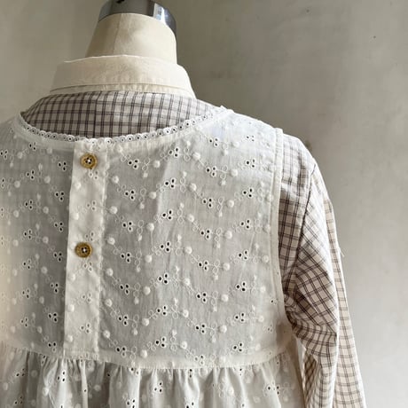 マロニエエプロン　コットン　ローン小玉刺繍　オフホワイト　　　　18-25401-0295