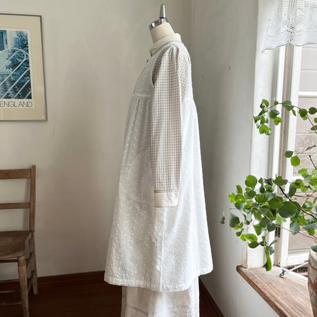 マロニエエプロン　コットン　ローン小玉刺繍　オフホワイト　　　　18-25401-0295