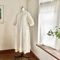 ピーチエプロン　コットンローン　小玉刺繍　オフホワイト　　　　　　　　18-25201-0295