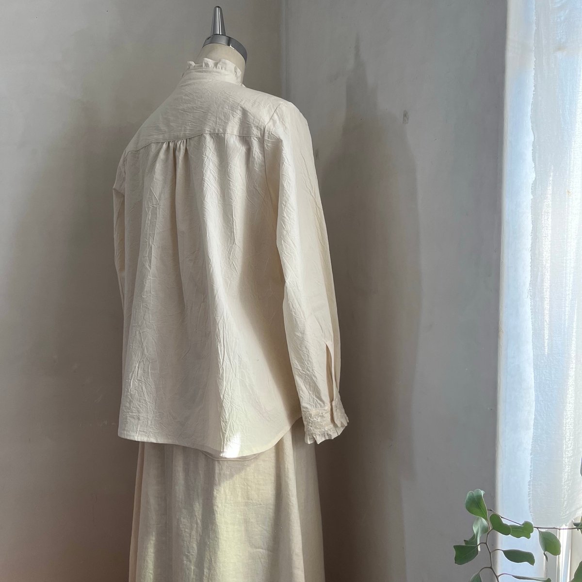 こもれびシャツ コットン ローンジャスミン刺繍 キナリ 01-26108-0395