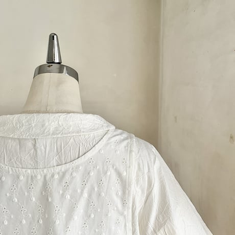 ピーチエプロン　コットンローン　小玉刺繍　オフホワイト　　　　　　　　18-25201-0295