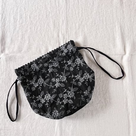 カルダモンbag  コットンリネン　ふっくら刺繍　ブラック　　　　　　　　　61-24504-0695