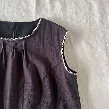 ペネロープトップ　コットンローン　花刺繍　チャコールグレー　　01-26303-0595
