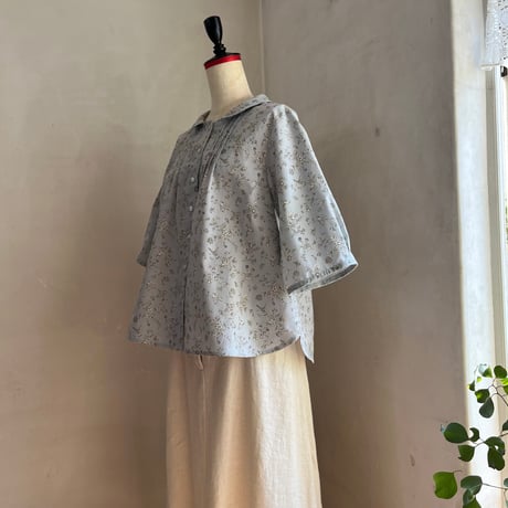 あんずブラウス(半袖)コットン　シャーティング　花鳥プリント　サックスブルー　01-26202-5190