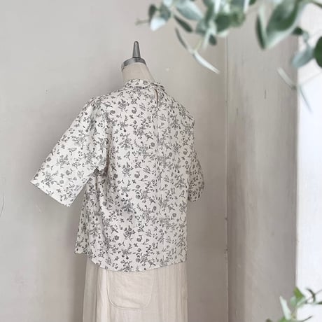 こかげシャツ　半袖　コットン　花鳥プリント　キナリ　　　　　　　　01-24213-0390