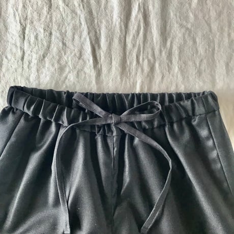マロニエパンツ　（裏付）　ウールサージ　ウォッシャブル　ブラック　　　　　　　04-24501-06