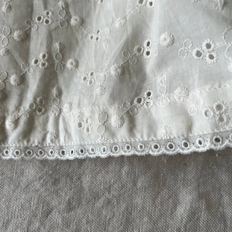 マロニエエプロン　コットン　ローン小玉刺繍　オフホワイト　　　　18-25401-0295