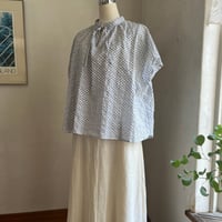 ドロップシャツ　コットンローンリップル　オフホワイト×ブルー小花　01-26213-5290
