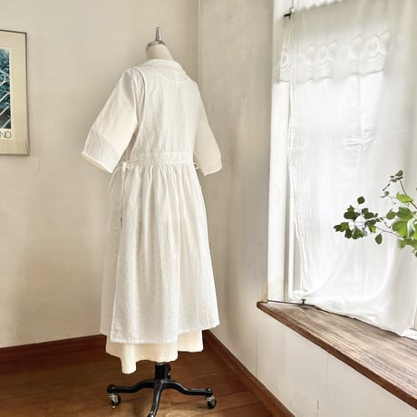 ピーチエプロン　コットンローン　小玉刺繍　オフホワイト　　　　　　　　18-25201-0295