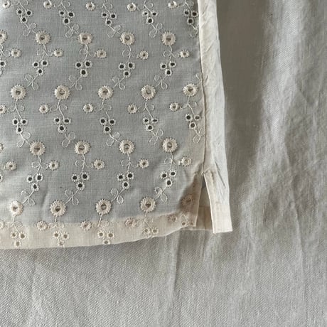ペネロープトップ　コットンローン　キナリリング刺繡　01-26218-0395