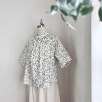 こかげシャツ　半袖　コットン　花鳥プリント　キナリ　　　　　　　　01-24213-0390