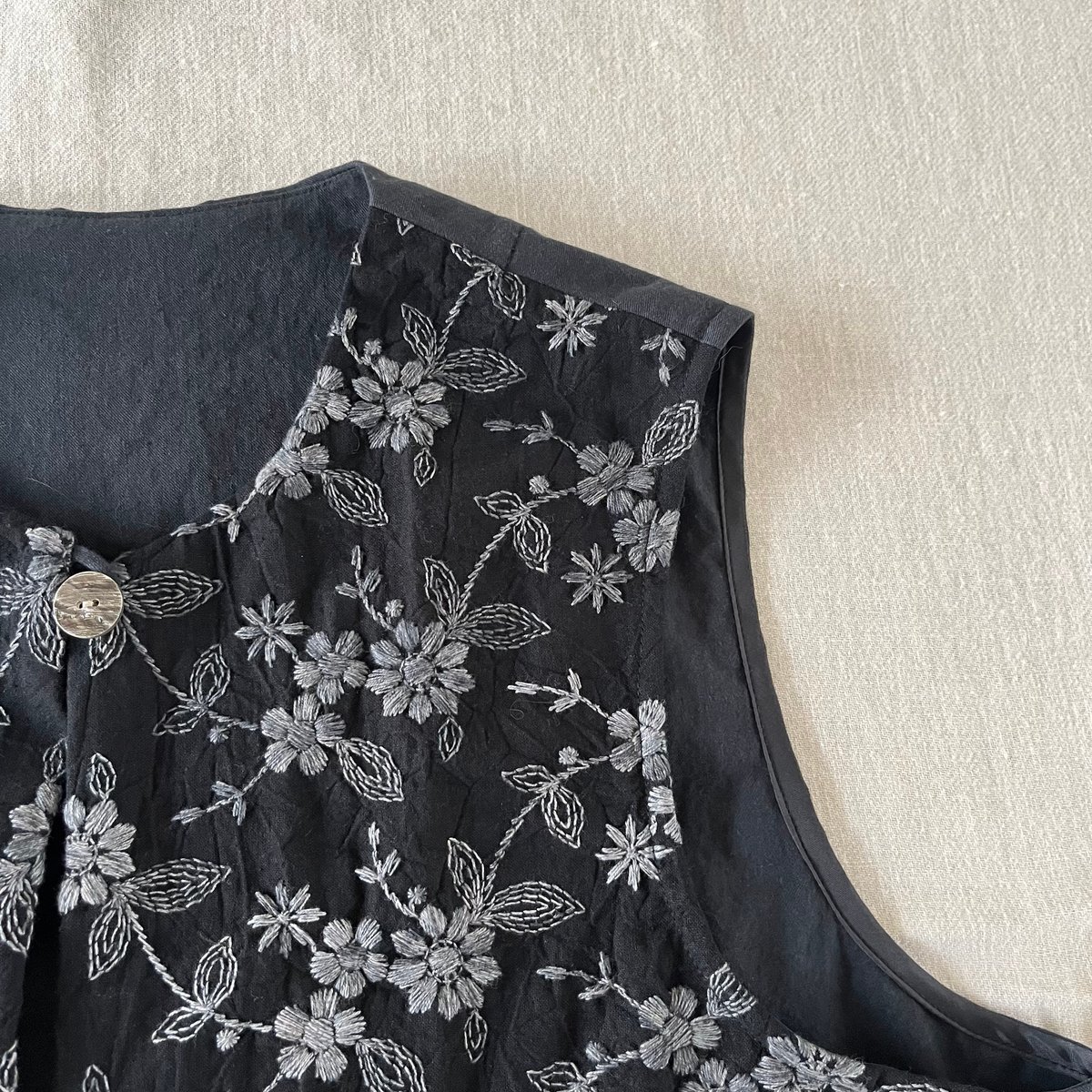 yori フラワー刺繍 シースルーブラックベスト fit=scale-down,w=1200