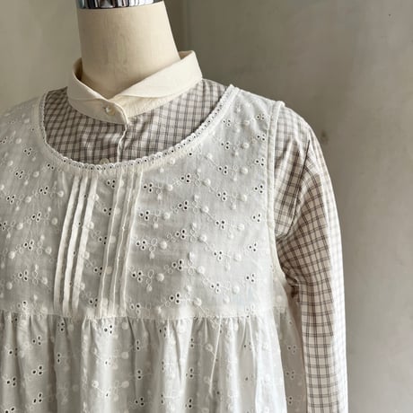 マロニエエプロン　コットン　ローン小玉刺繍　オフホワイト　　　　18-25401-0295