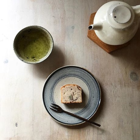 冨本大輔　灰釉染付五寸平皿　（輪線）