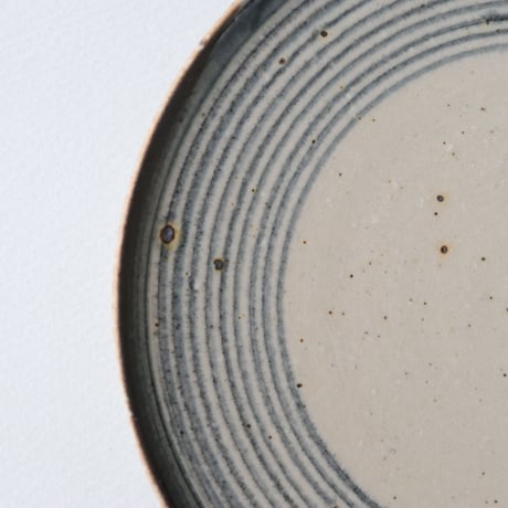 冨本大輔　灰釉染付五寸平皿　（輪線）