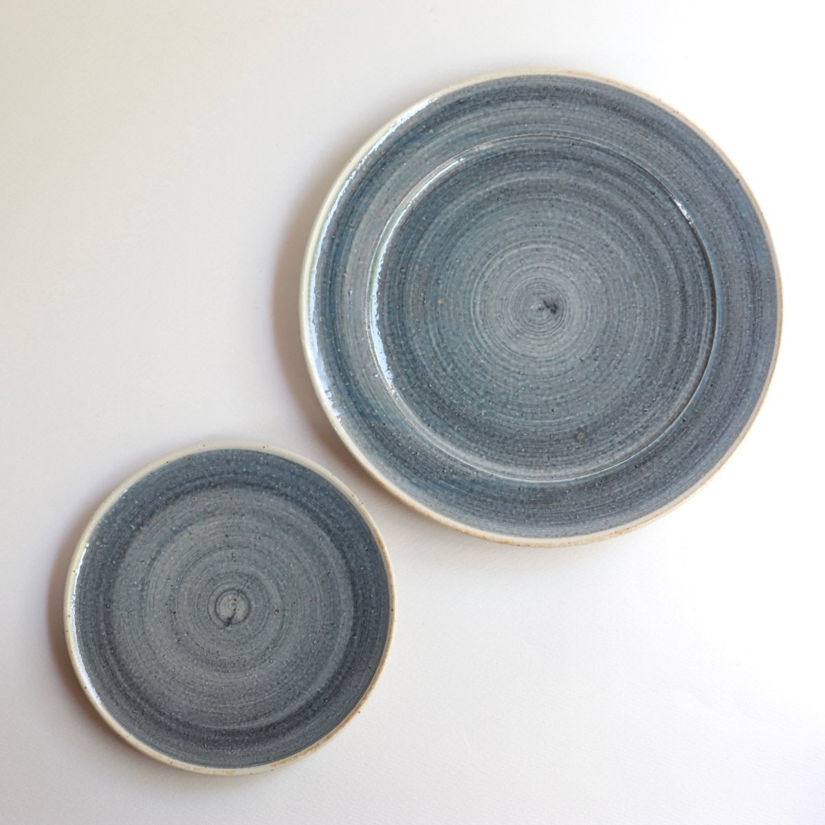冨本大輔 灰釉染付リム七寸皿（総呉須） | savi no niwa