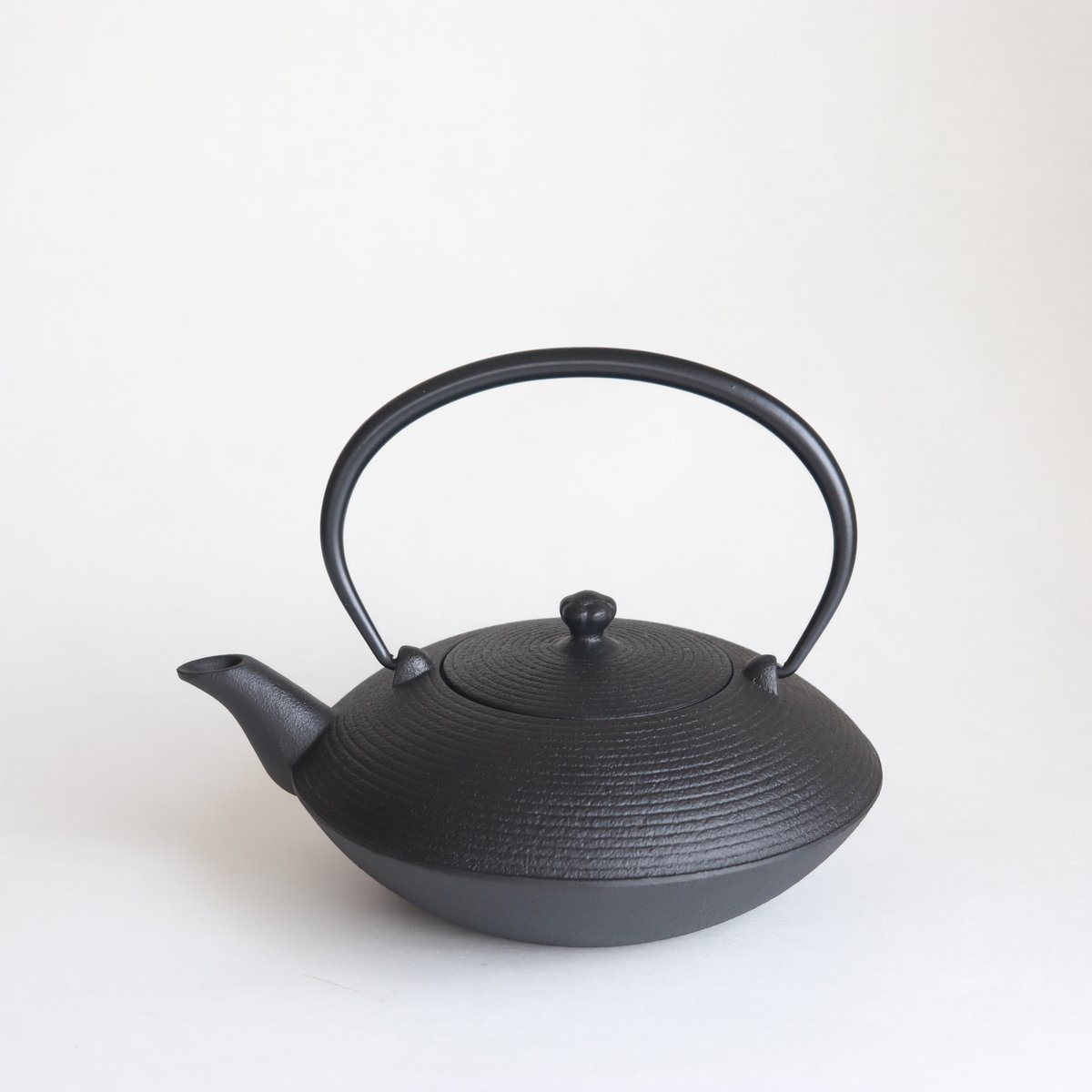 なんやかんや鉄平 岩鋳 鉄瓶 平丸アラレ 黒焼付 9型 1100ml（1.1L） ( 南部鉄器