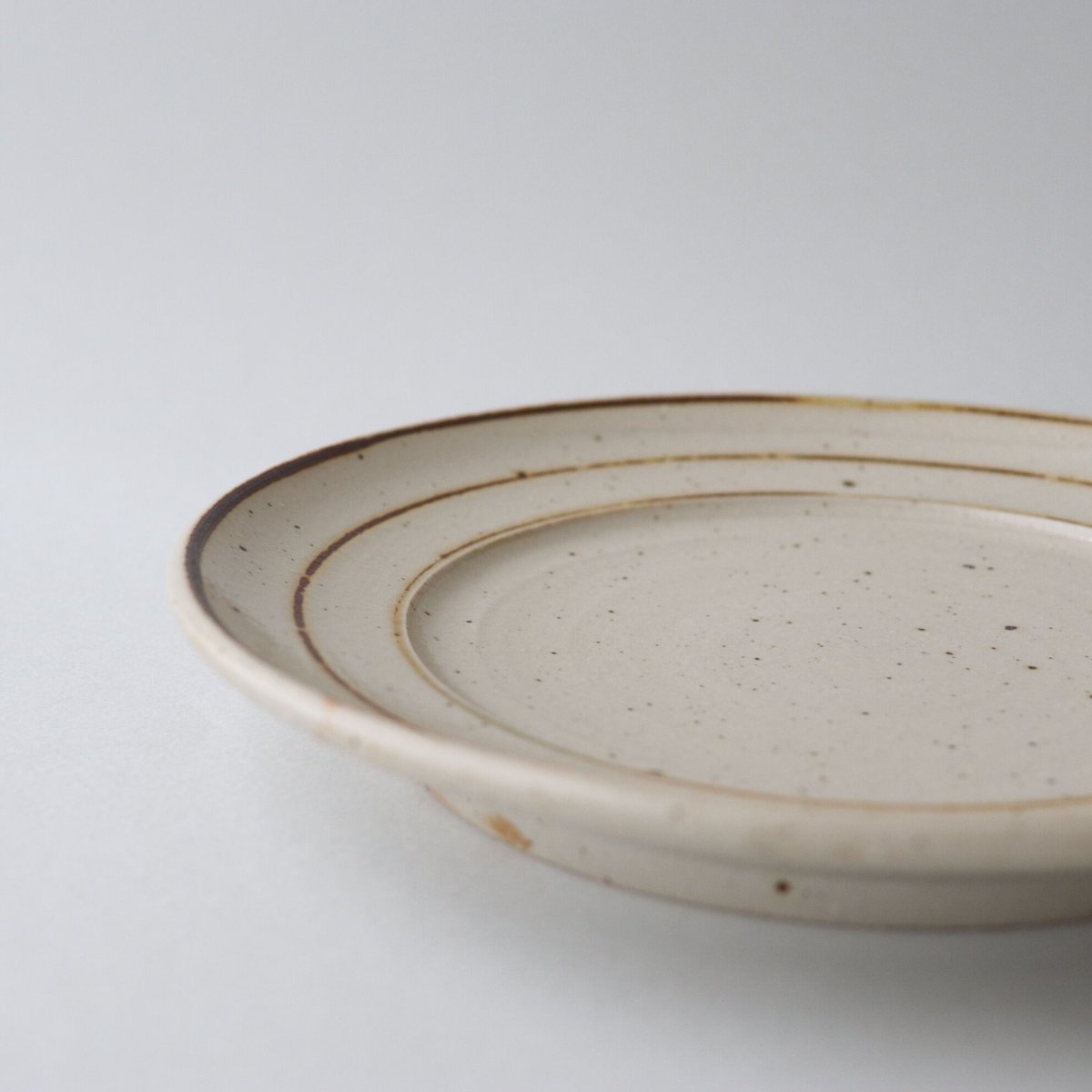 冨本大輔 灰釉鉄絵七寸リム皿 | savi no niwa