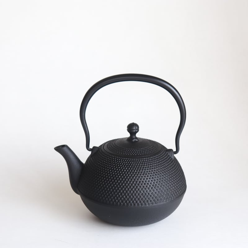 未使用品　南部利祥銘造 １５型アラレ 南部鉄瓶　南部鉄器　鉄瓶 及富 南部鉄器 鉄瓶 平丸アラレ 瑠璃 1.2L Shinwadenki