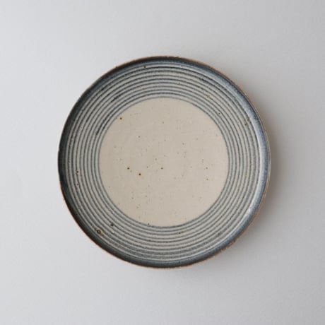 冨本大輔　灰釉染付五寸平皿　（輪線）