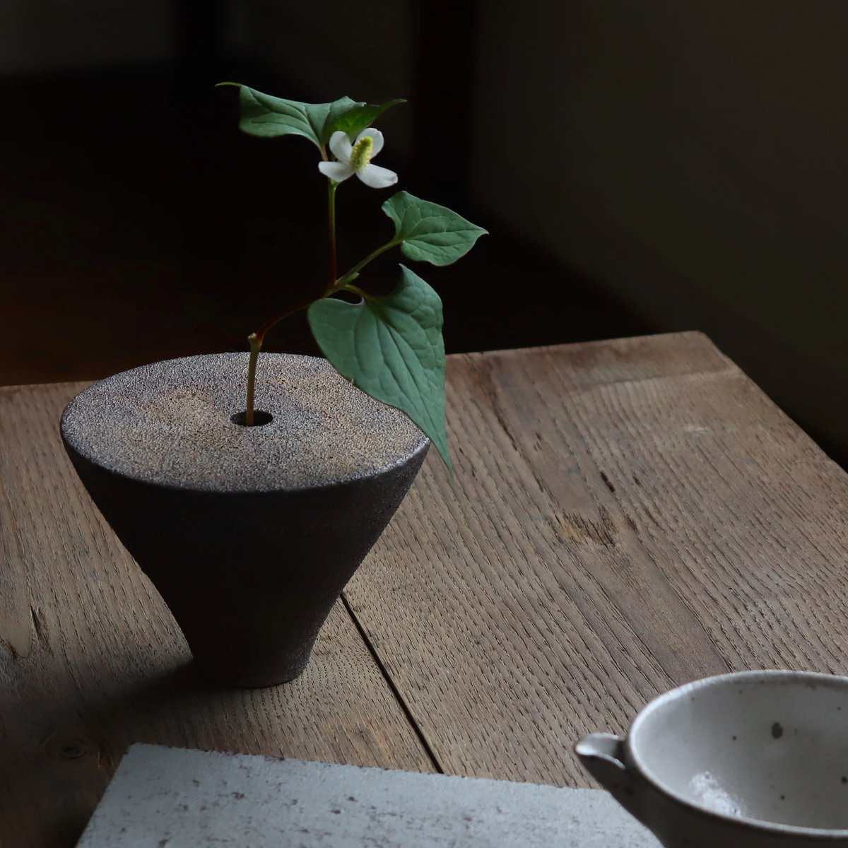 e3050 黒井一楽 虫明焼 青釉流し 花入 共箱 蕪形 高