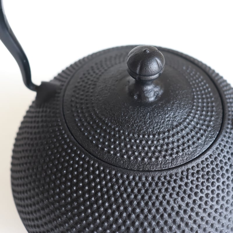未使用品コンディション　旧利祥銘造 １５型アラレ 南部鉄瓶　南部鉄器　鉄瓶 南部鉄器 鉄瓶 18型小槌アラレ 11005 Shinwadenki