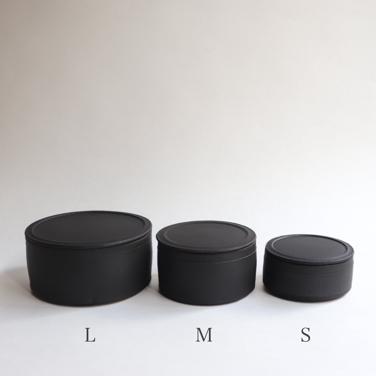 小野俊さん 蓋物 丸型 S 黒鉄釉 4個セット 小野 俊 黒鉄釉 筒型蓋物 S/M/L | savi no niwa