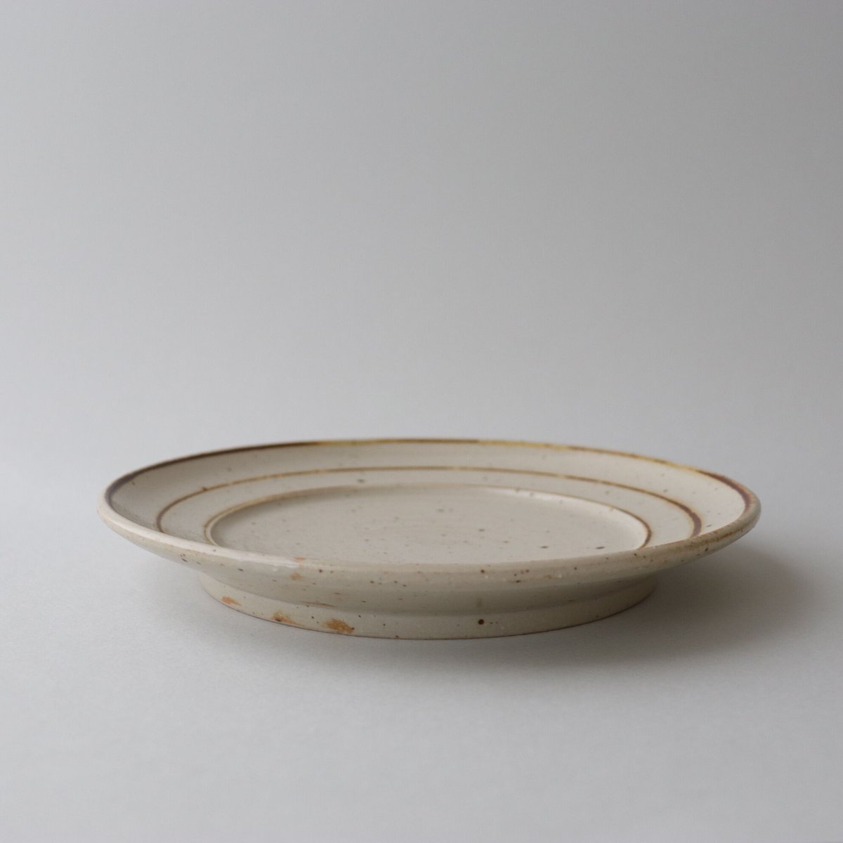 大皿 灰釉大皿 陶器 冨本大輔 七寸皿 01 灰釉絵付 多色 - FRANK暮らしの道具 オンライン