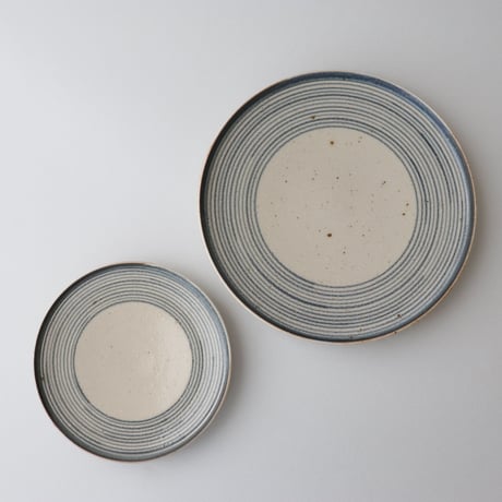 冨本大輔　灰釉染付五寸平皿　（輪線）