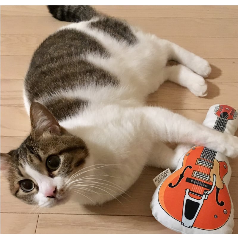 ギターにじゃれるねこちゃんチャームとらねこ