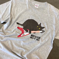 またたびロックンロール　黒猫とギター（レッド）Tシャツ