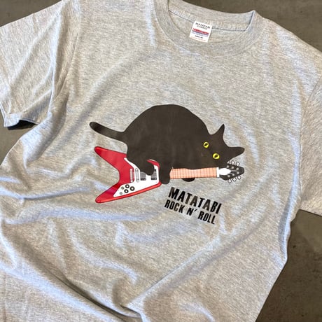 またたびロックンロール　黒猫とギター（レッド）Tシャツ