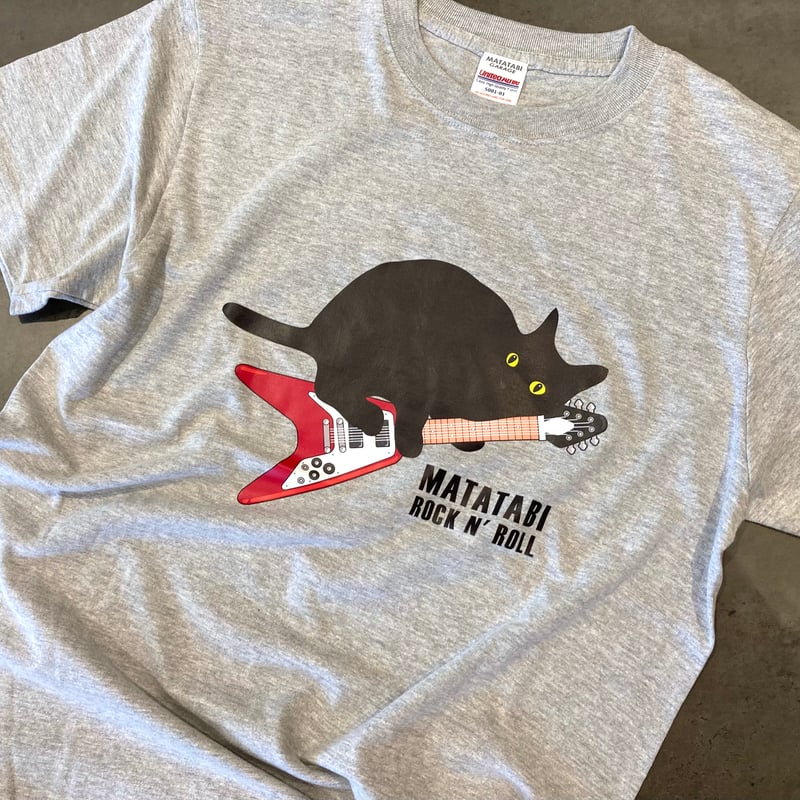 またたびロックンロール 黒猫とギター（レッド）Tシャツ | MATATABI GARAGE