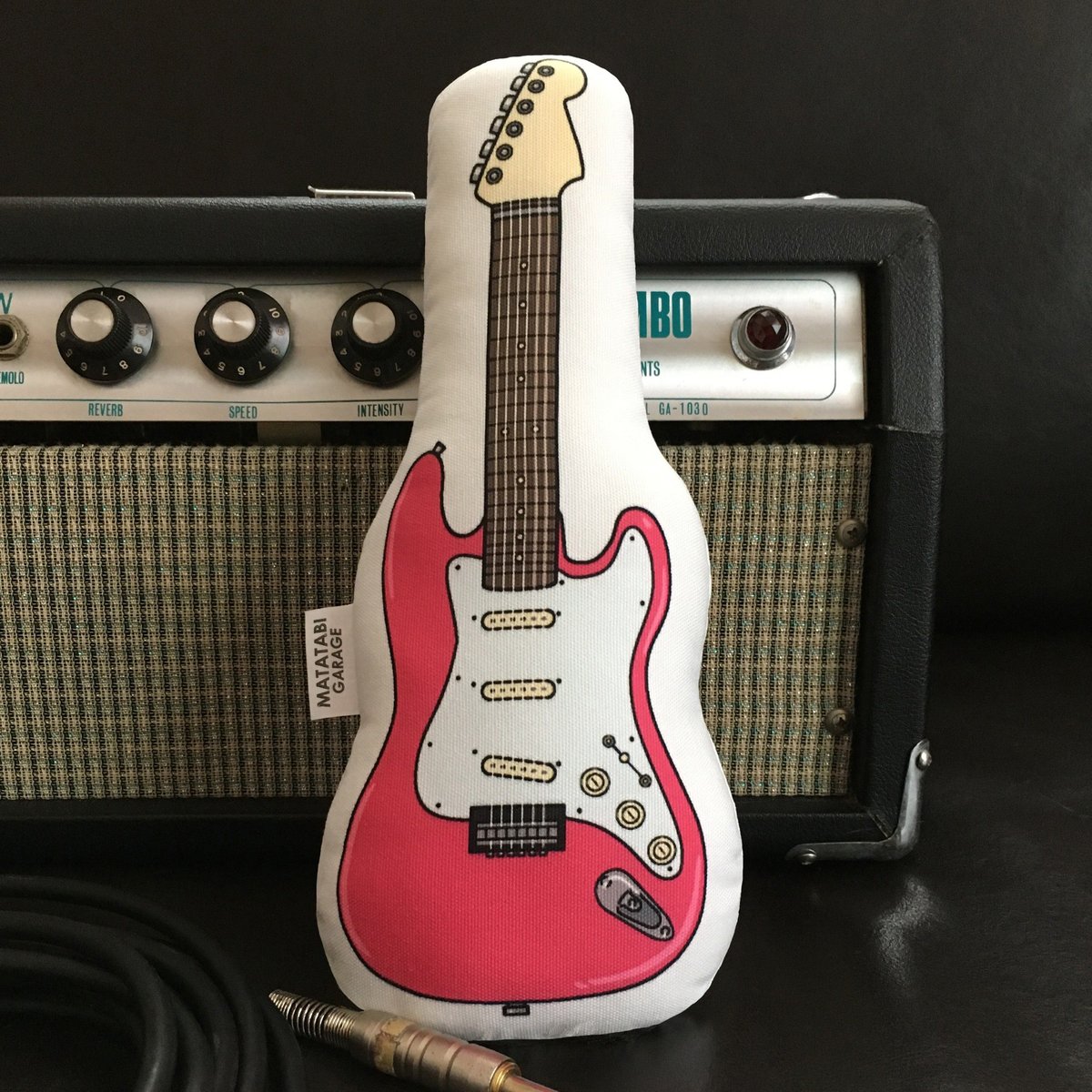 ビンテージ　人形　音楽家　ギター　ブタ　置物　インテリア　工芸品　A3445 またたびロックンロール ギター（ピンク） | MATATABI GARAGE