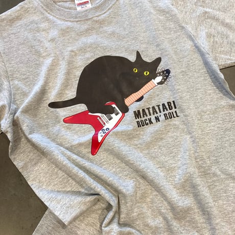 またたびロックンロール　黒猫とギター（レッド）Tシャツ