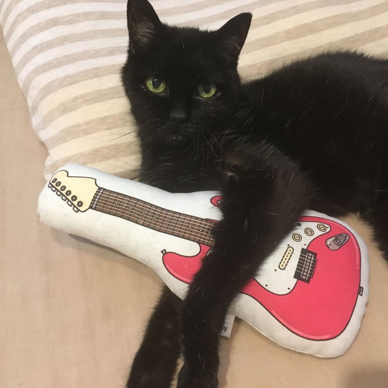 ギターにじゃれるねこちゃんチャーム　とらねこ ギターにじゃれるねこちゃんチャームとらねこ