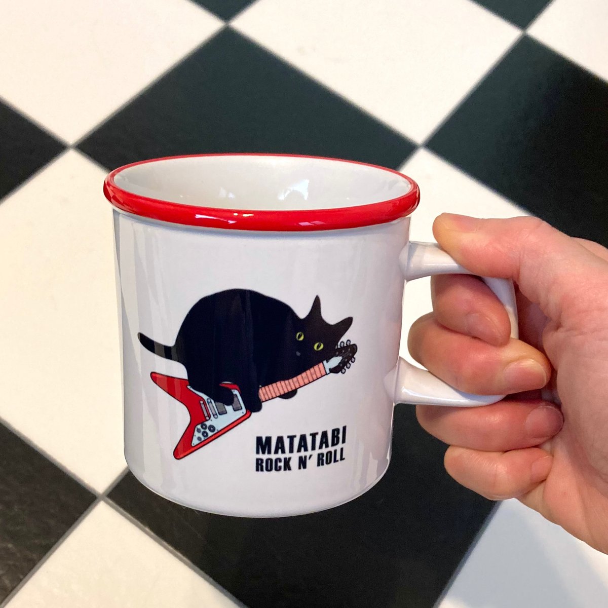 またたびロックンロール 黒猫とギター（レッド）マグカップ | MATATABI