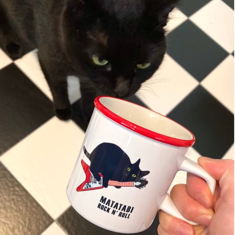 またたびロックンロール　黒猫とギター（レッド）マグカップ