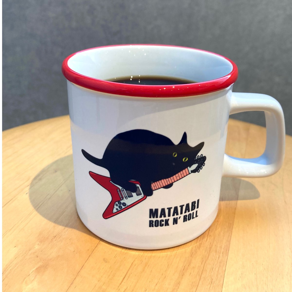 またたびロックンロール 黒猫とギター（レッド）マグカップ | MATATABI
