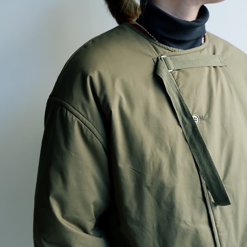 ユニヴァーサルティシュ タイプライターキルティング ノーカラーベルト