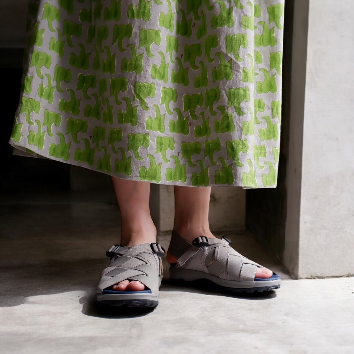 hanai チャコールグレーS 巨大な羽