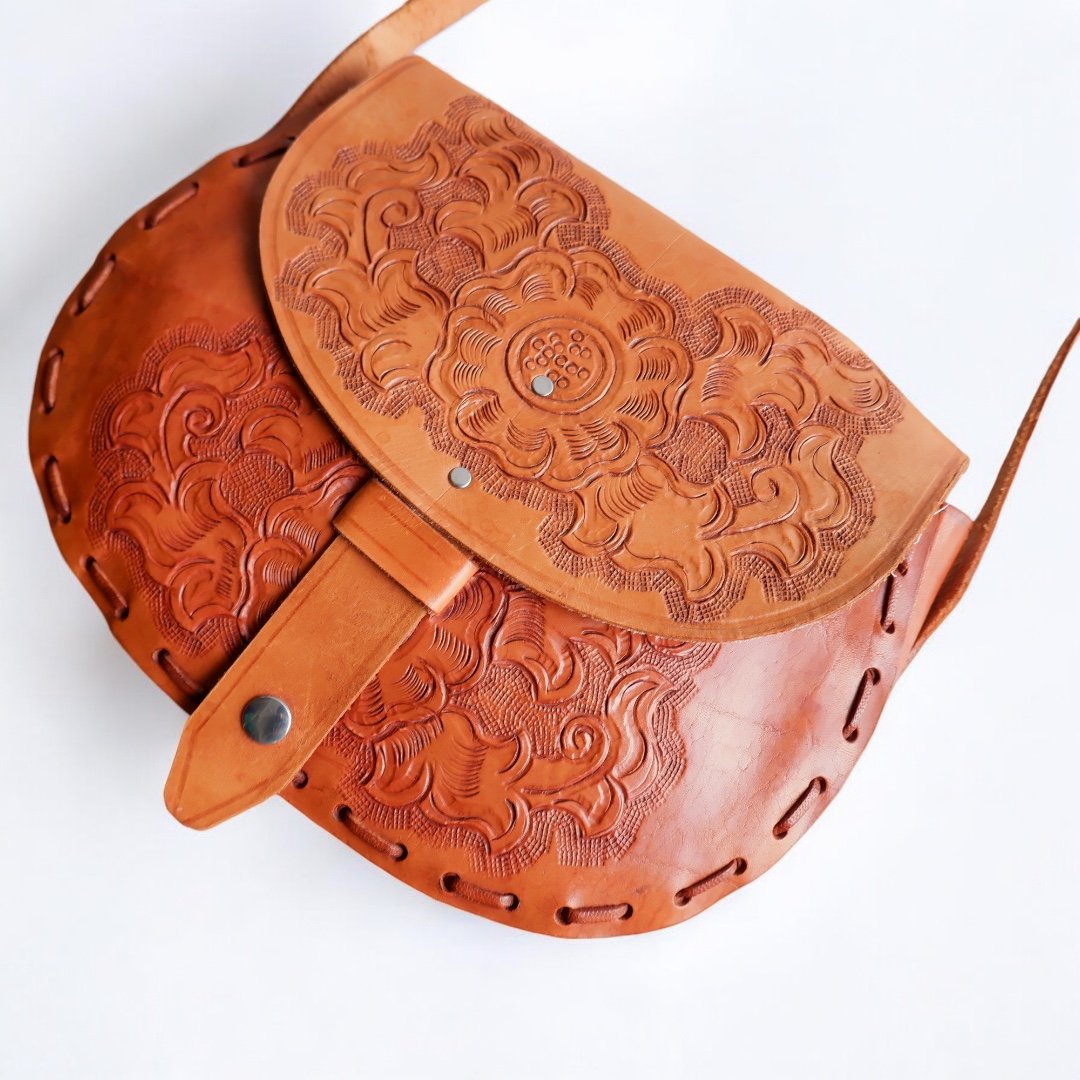 【希少柄】CROCODILE　ショルダーバッグ　カービング　レザー メキシコ製 花柄 カービング レザー ショルダーバッグ 茶