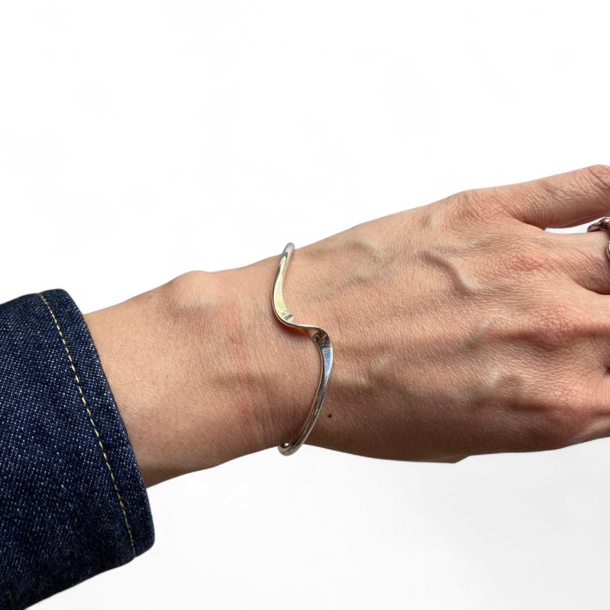 INDIAN JEWELRY / NAVAJO SILVER WAVE BANGLE | T