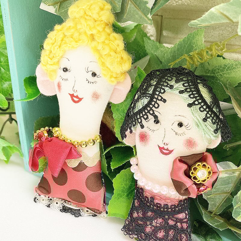 鴨居キャラクター】チャームブローチ【ヴァルテール3姉妹】11559/11560