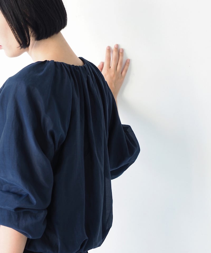 美品　ADORE紺ラグランブラウス 表面変化素材 ラグランブラウス | 京都通販ミセスのファッション館・本店