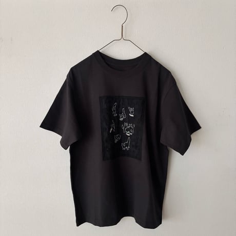 qiri  cats collecting socks Tee